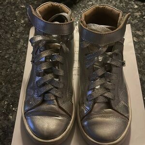 Silver girls Converse Hi Tops ~ sparkley silver laces!! Clean, take a look!